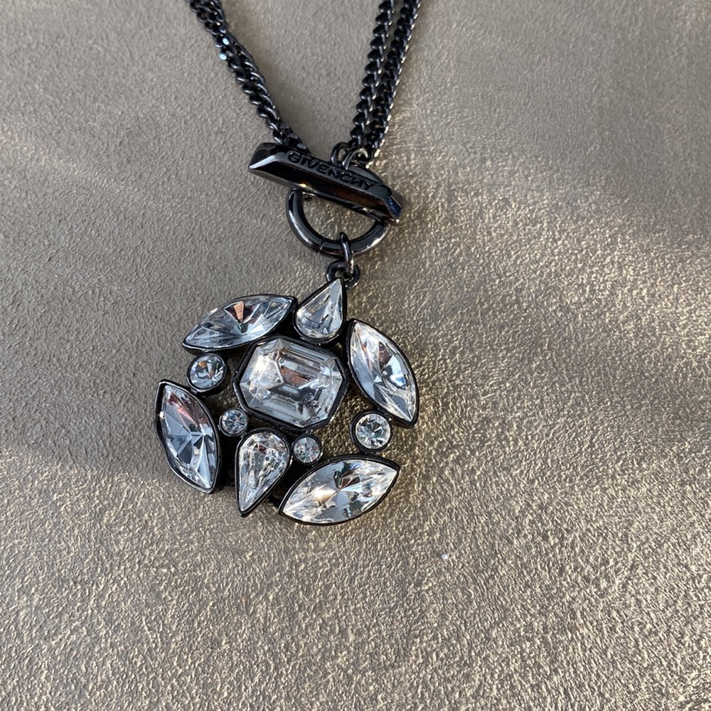 Givenchy necklace - Picture 2 of 5